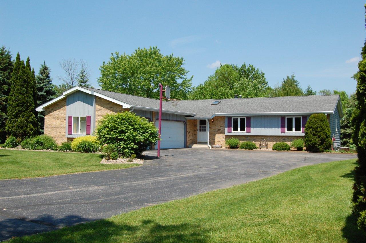 N5489 Loraine Dr, Fredonia, WI 53021