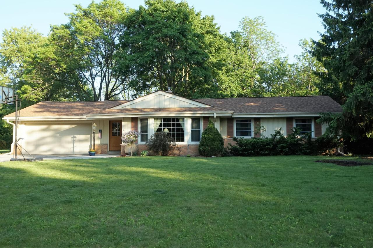 N54W15879 Larkspur Ln, Menomonee Falls, WI 53051