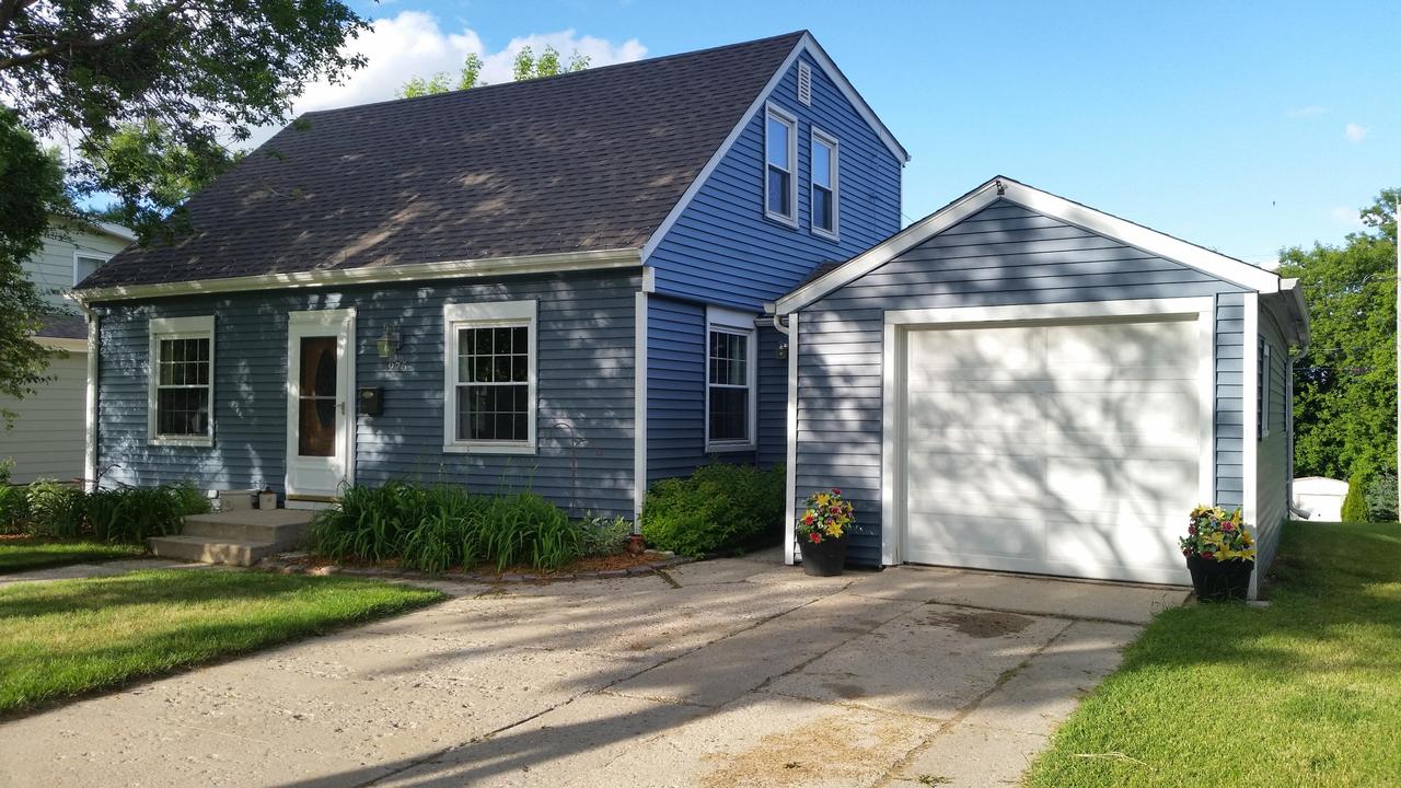 975 Birchwood Dr, West Bend, WI 53095