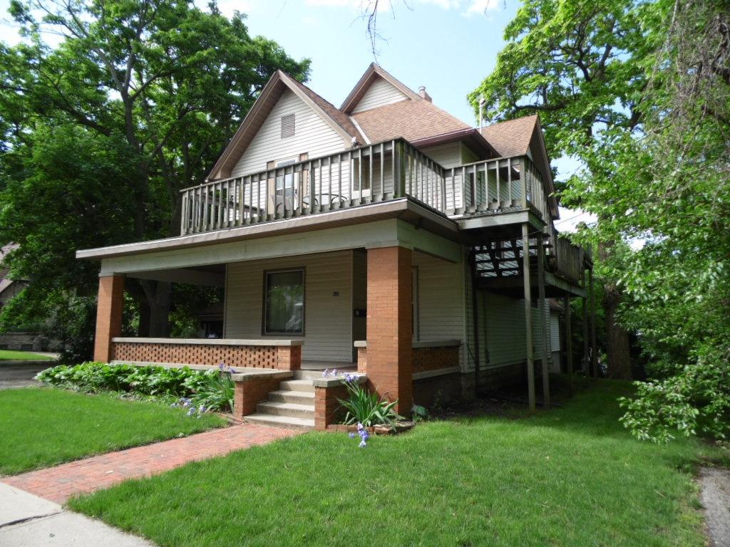 432 NW Barstow St, Waukesha, WI 53188