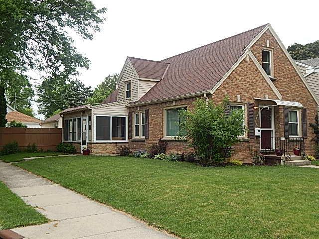 2377 S 72nd St, West Allis, WI 53219