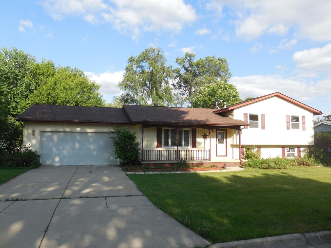 807 Maple Crest Ln, Watertown, WI 53094