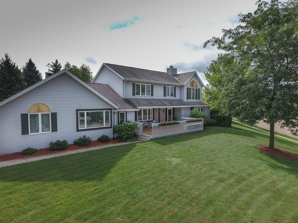 915 Duchess Ct, Oconomowoc, WI 53066
