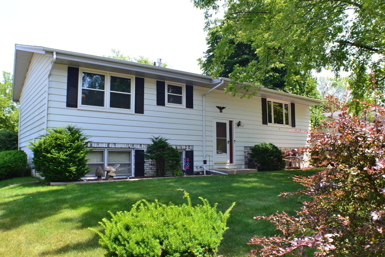 1024 S Knollwood Dr, Saukville, WI 53080
