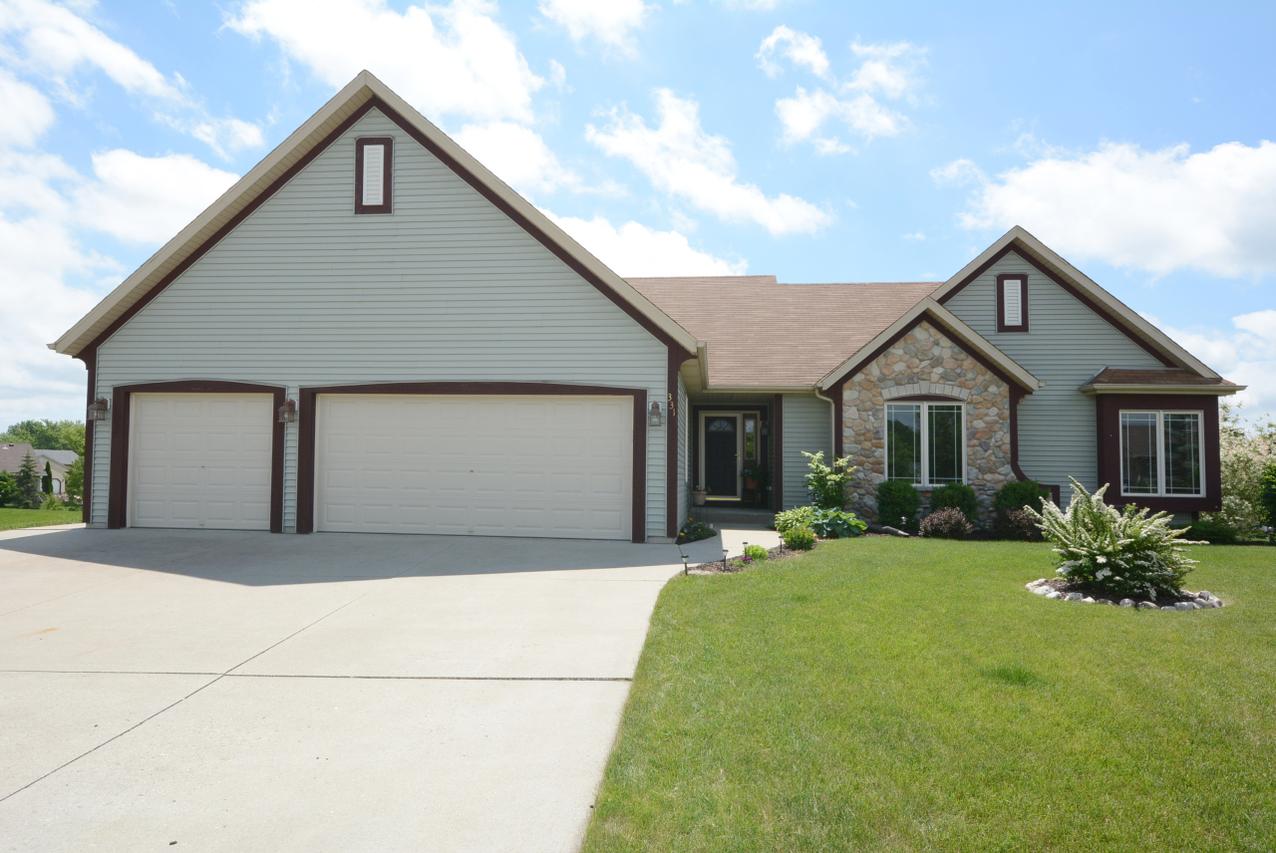 331 Sapphire Ct, Fredonia, WI 53021