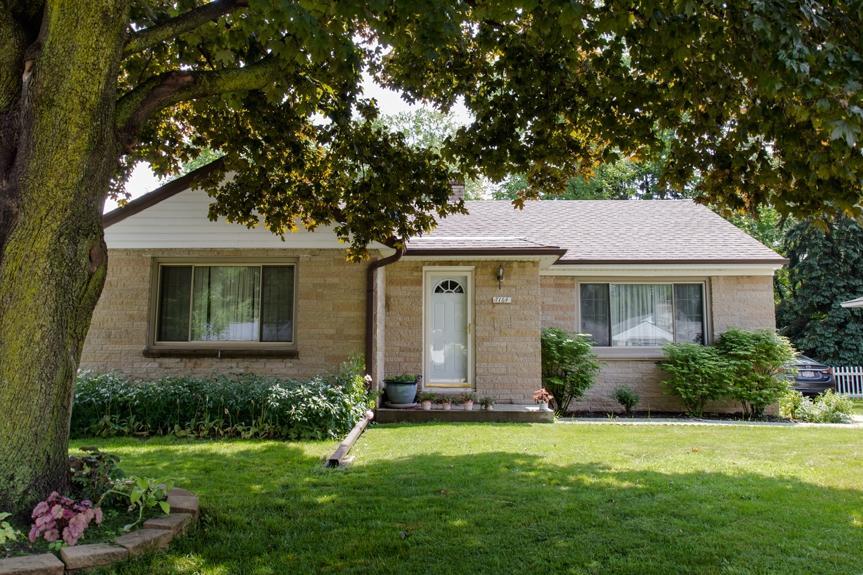 7164 N Seneca Ave, Glendale, WI 53217