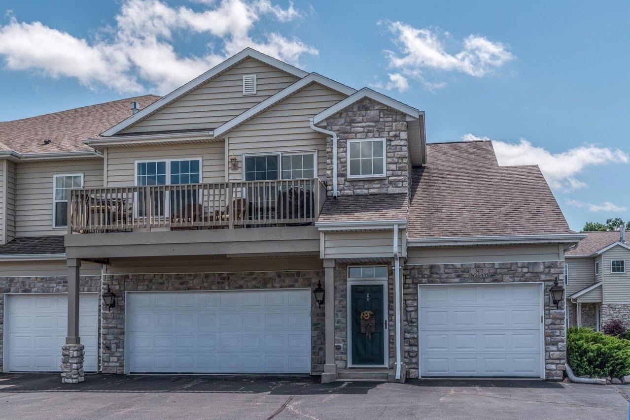 N17W26433 Meadowgrass Cir #C, Pewaukee, WI 53072