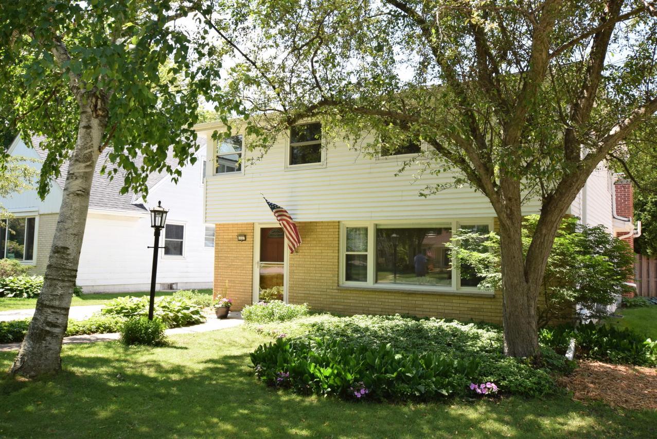 6007 N Lydell Ave, Whitefish Bay, WI 53217