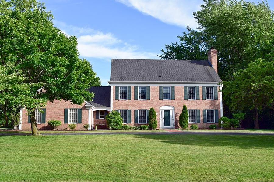 339 W Woodlyn Dr, Mequon, WI 53092