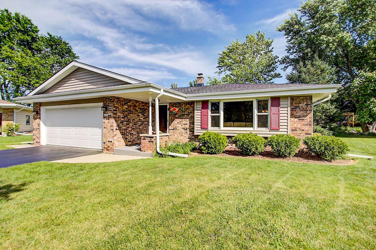 1031 W Christopher Ct, Oconomowoc, WI 53066