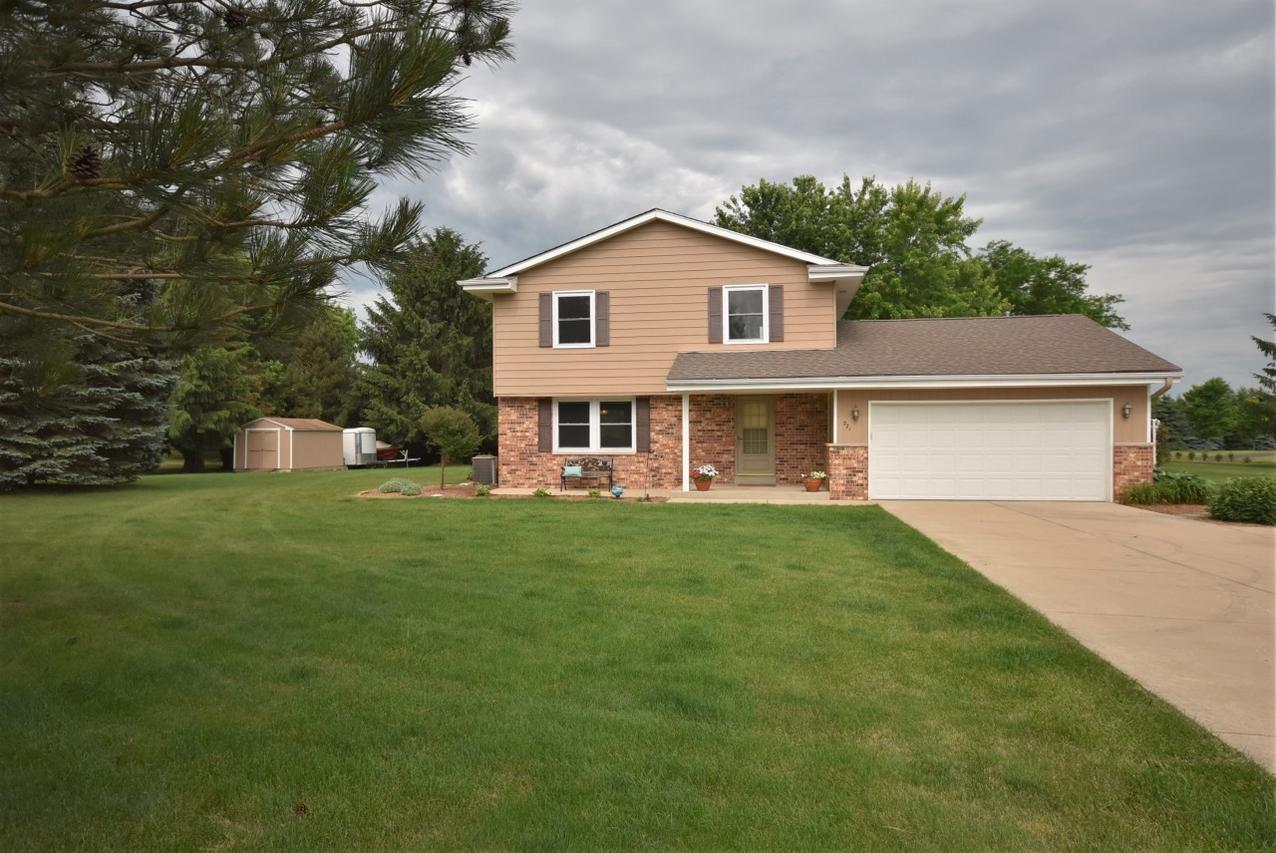 221 Corby Dr, North Prairie, WI 53153
