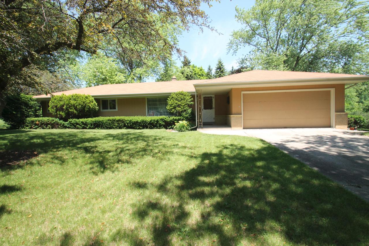 16660 Willow Ridge Ln., Brookfield, WI 53005