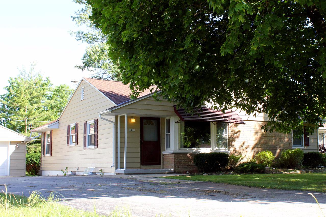 1712 S Craftsman Dr, New Berlin, WI 53146