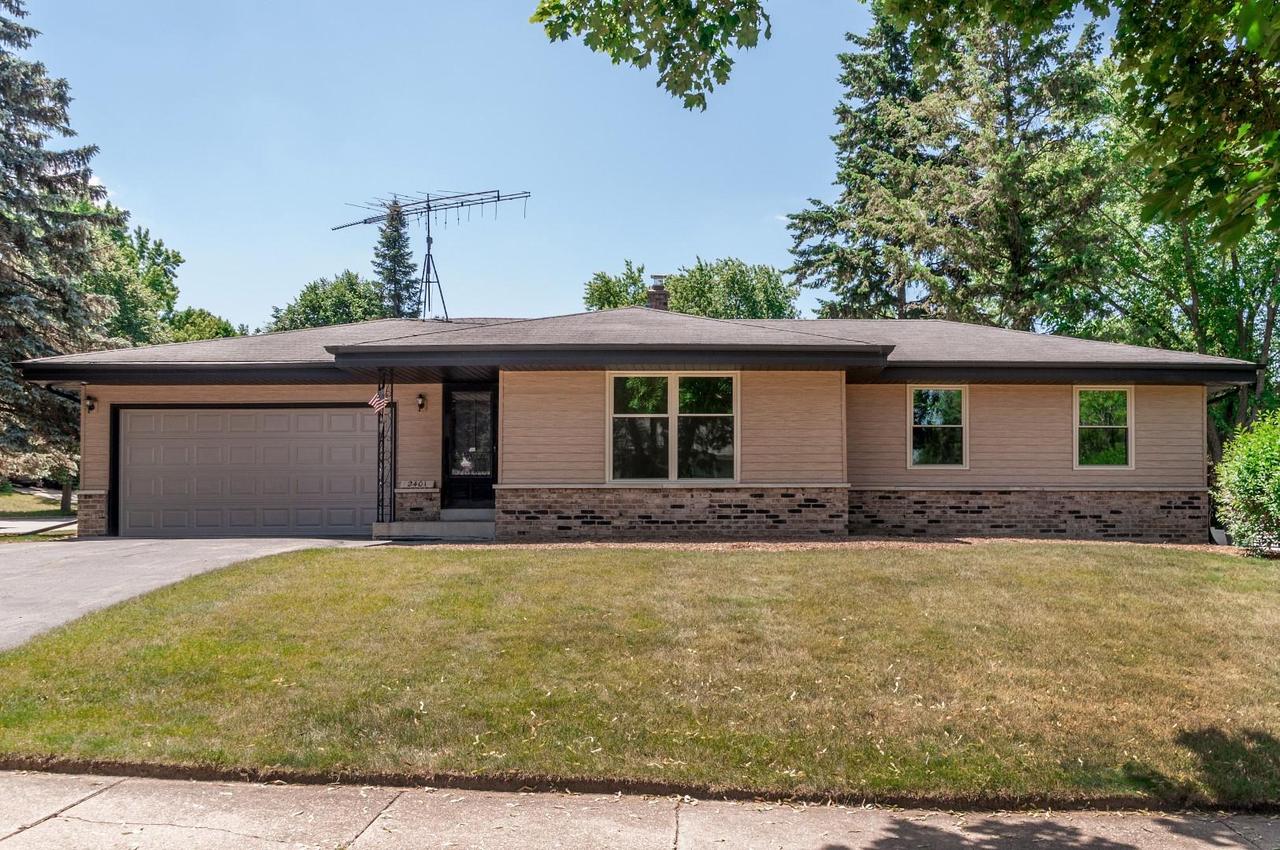 2401 Lander Ln, Waukesha, WI 53188