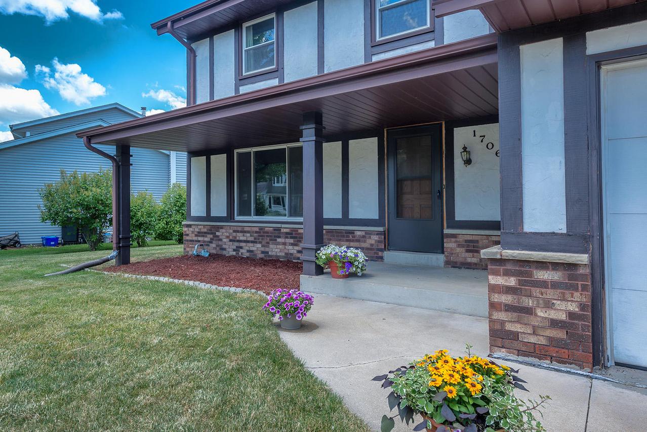 1706 Blackhawk Trl, Waukesha, WI 53186