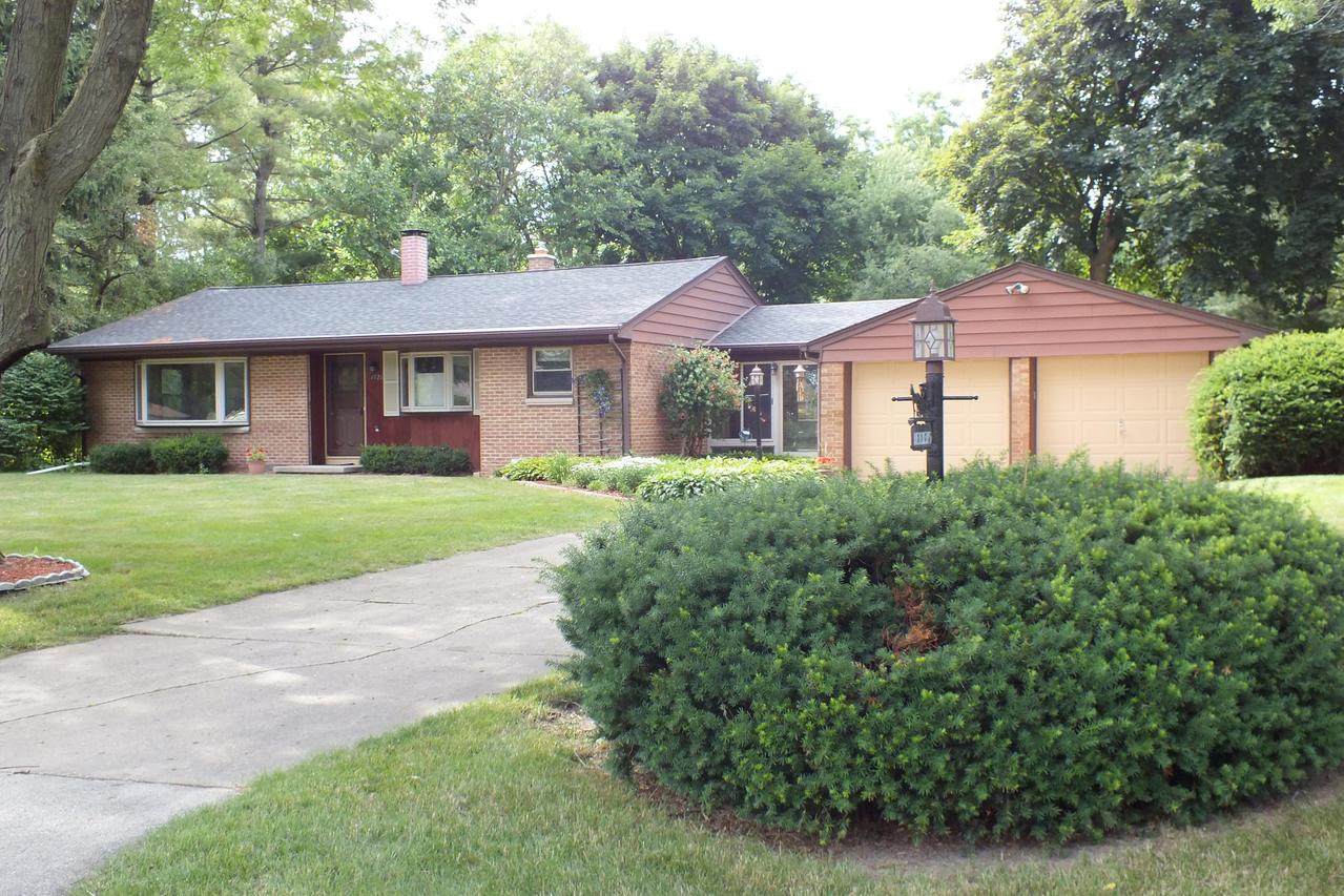 1721 S Craftsman Dr, New Berlin, WI 53146