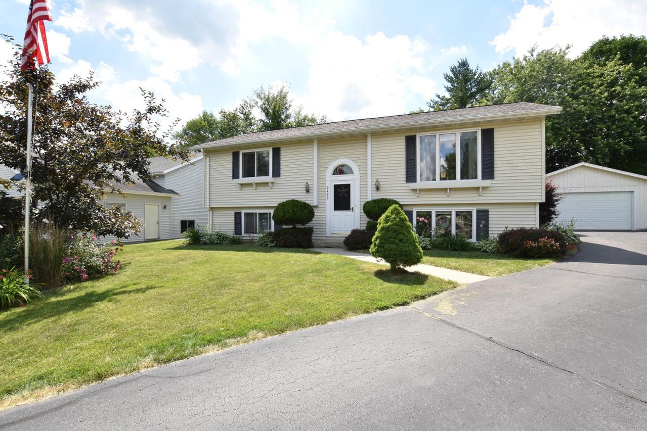 2426 Brentwood Dr, Waukesha, WI 53188