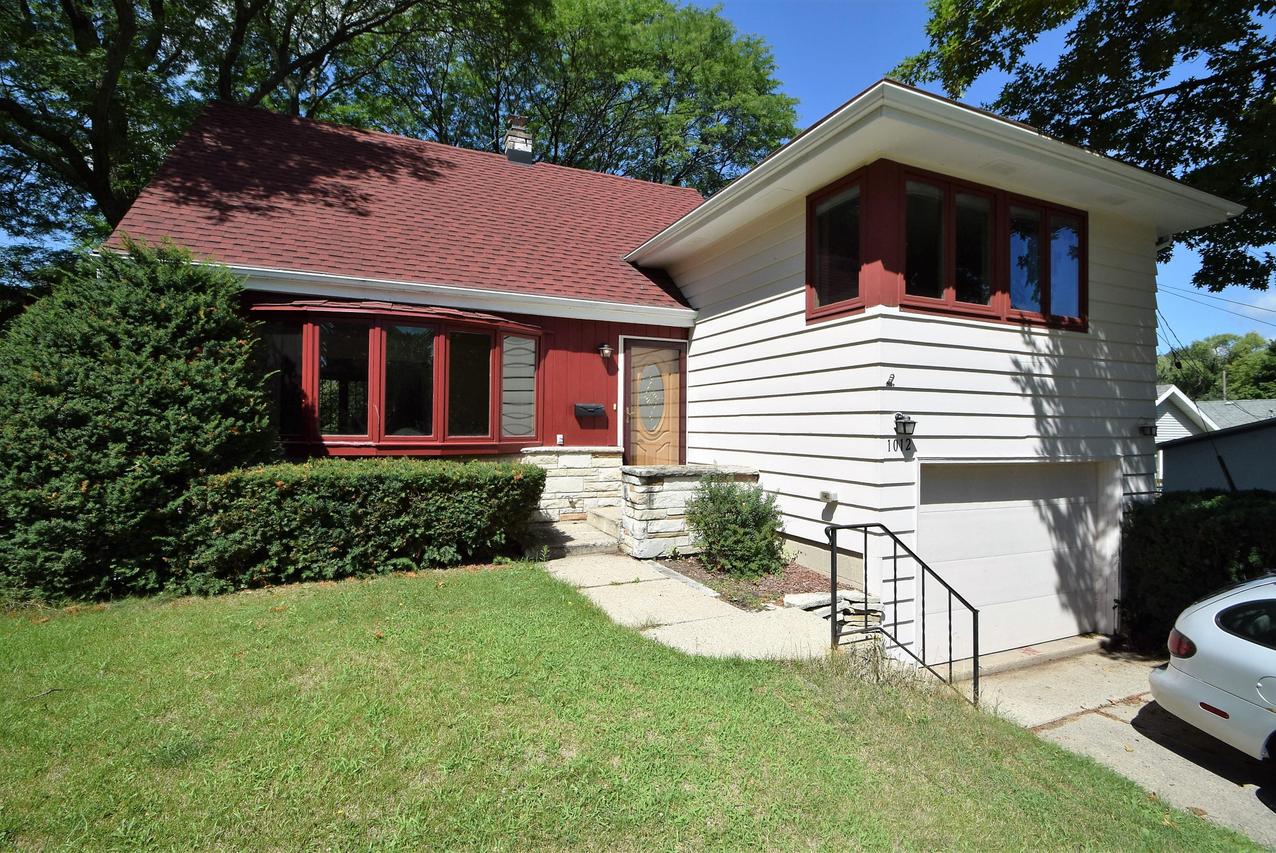 1012 Hawthorn Cir., Waukesha, WI 53188