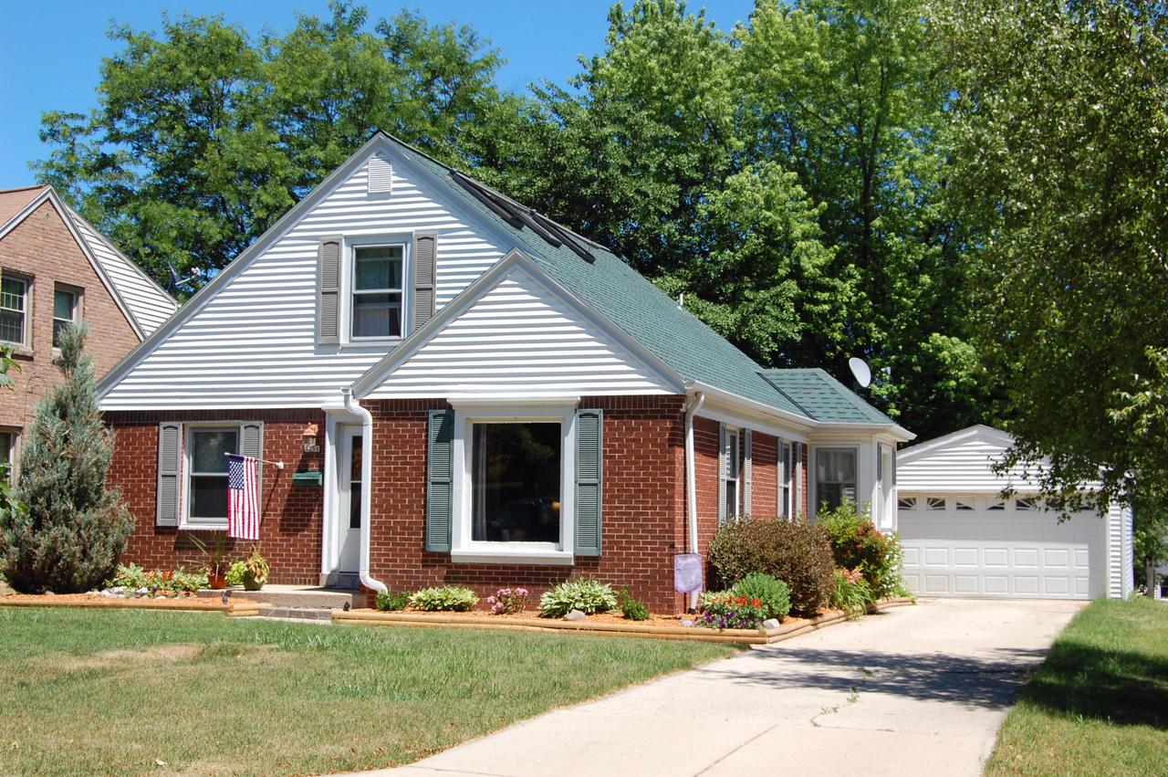 3258 S 44th St., Greenfield, WI 53219