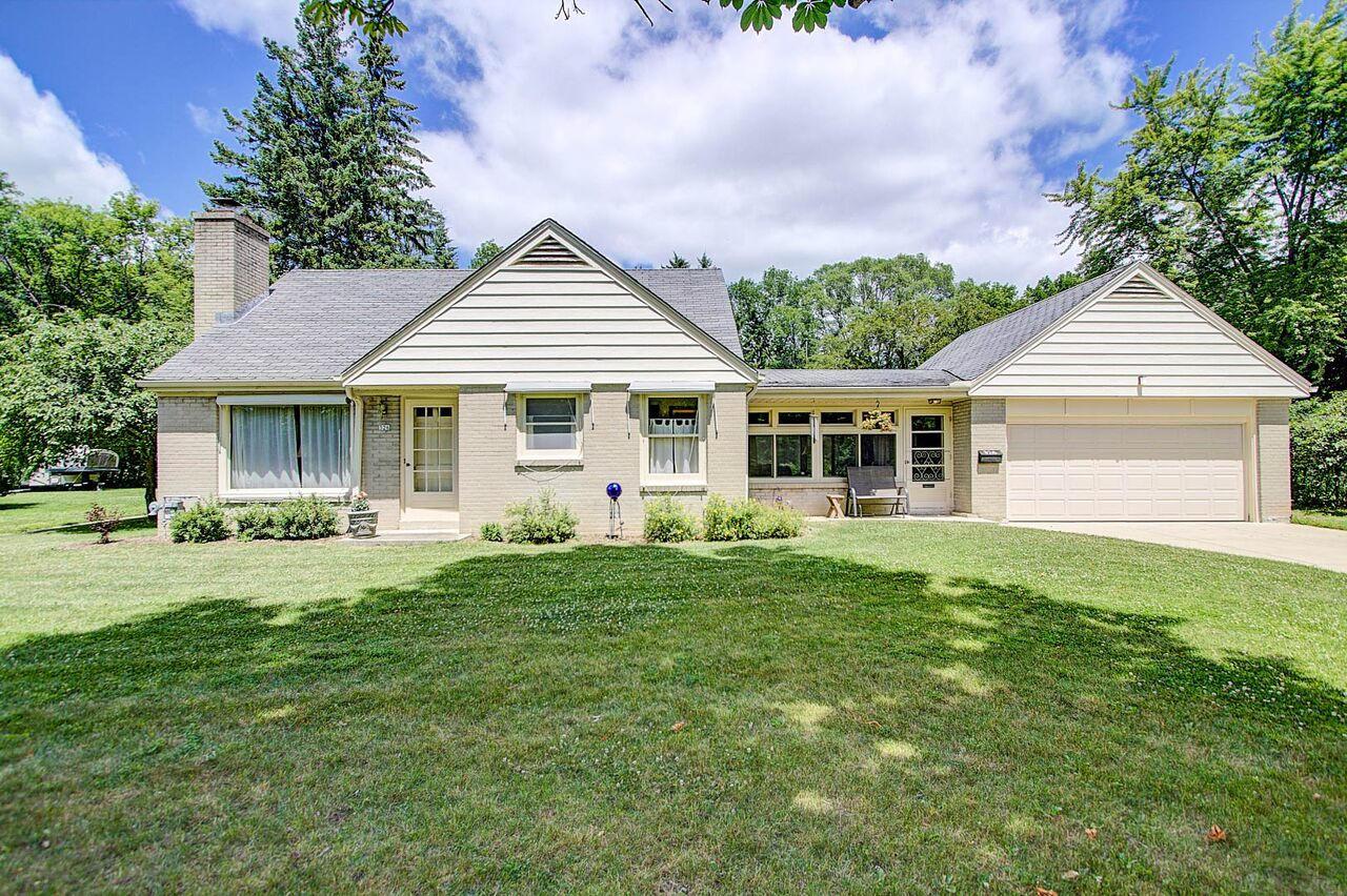 326 Riverview Dr, Thiensville, WI 53092