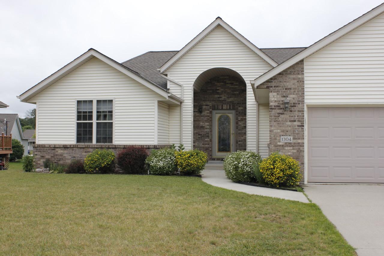 1304 Carla Ln, West Bend, WI 53095