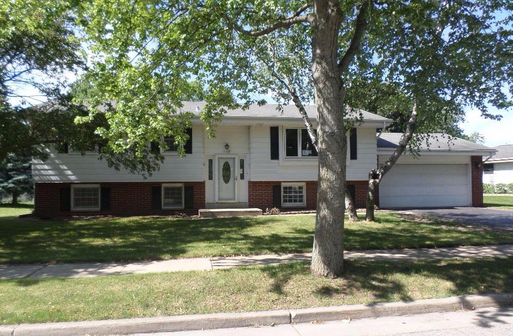 1112 Dogwood Ln., Waukesha, WI 53189