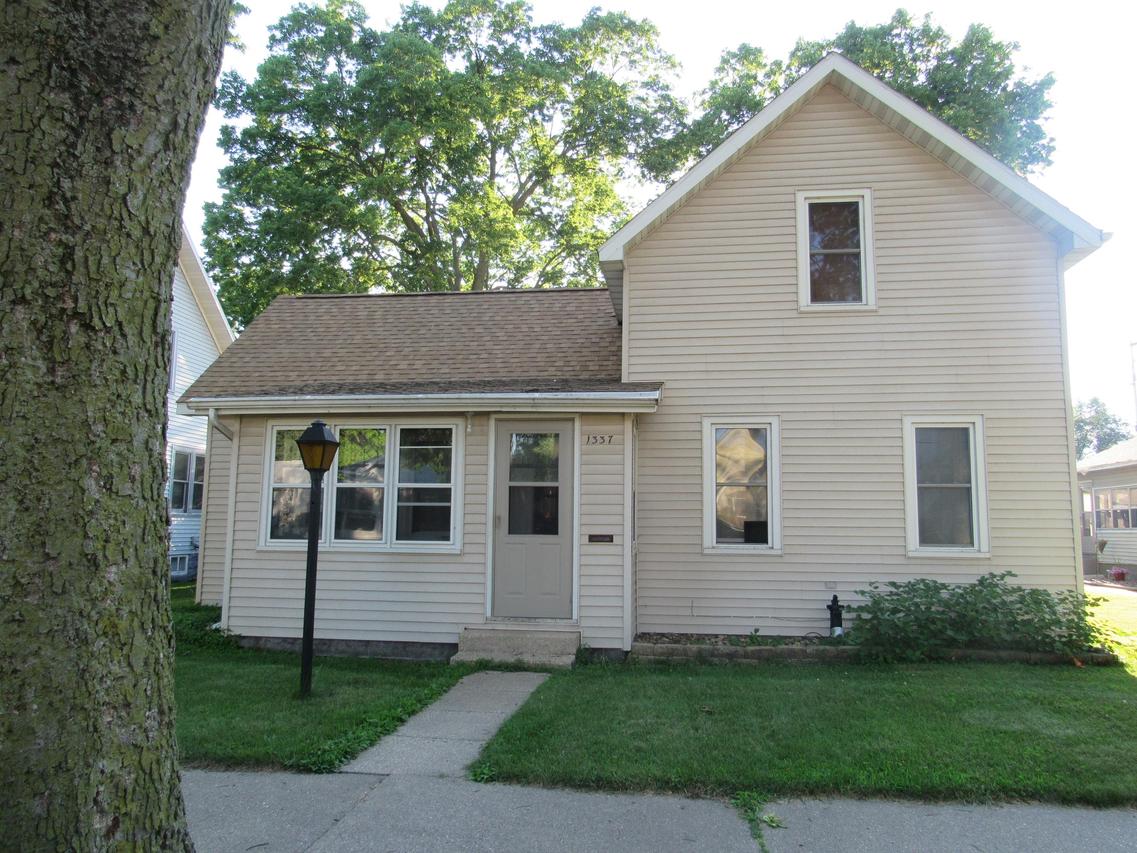 1337 Charles, La Crosse, WI 54603
