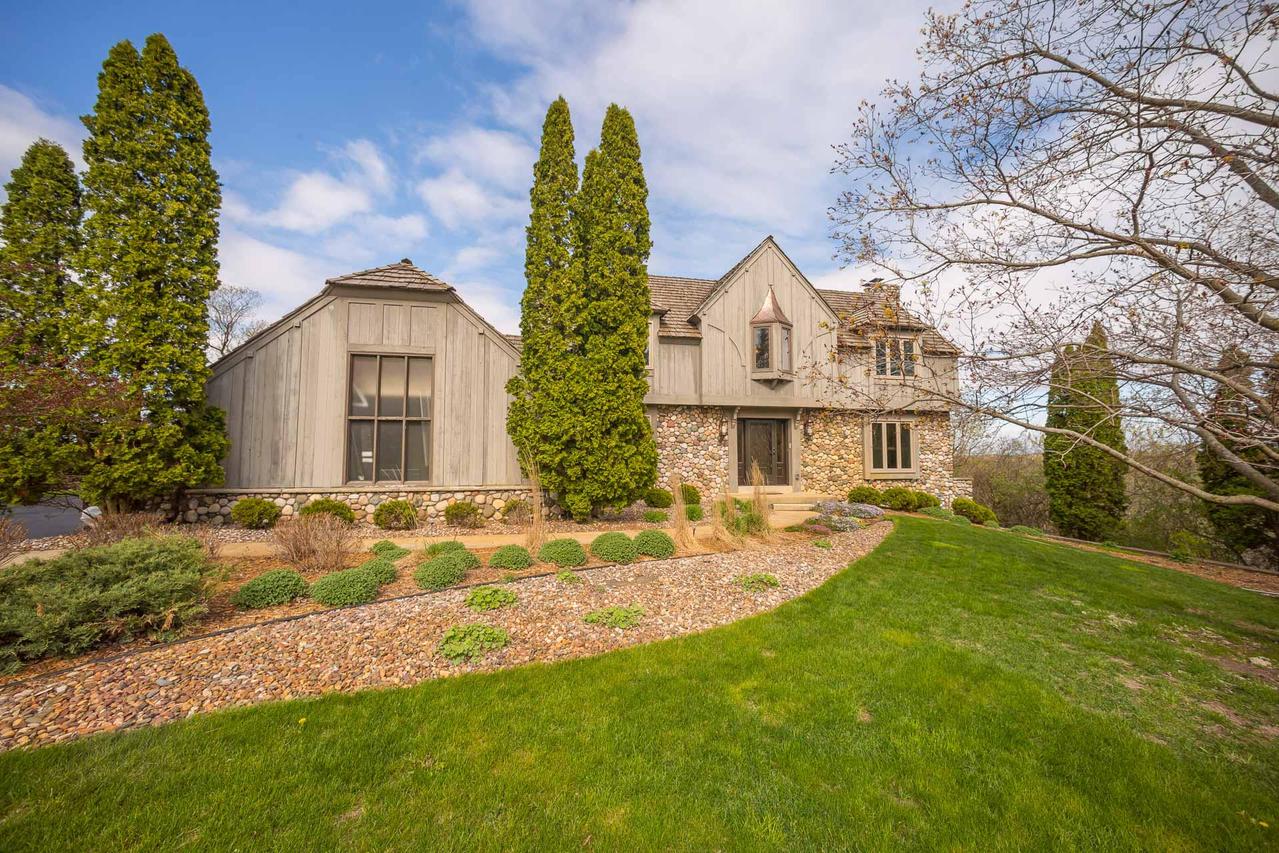 W265N7330 Thousand Oaks Dr, Lisbon, WI 53089