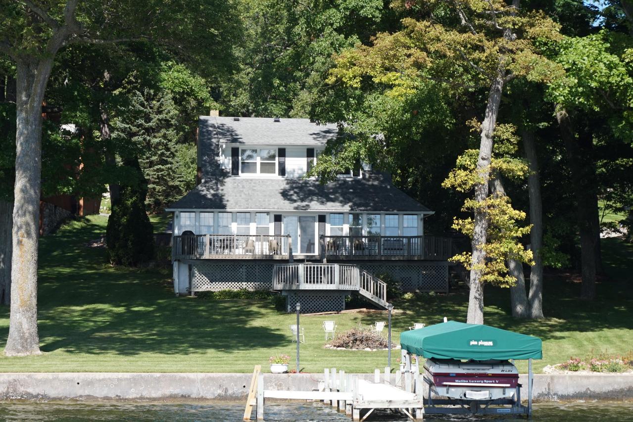 W281N3406 Taylors Woods Rd, Delafield, WI 53072