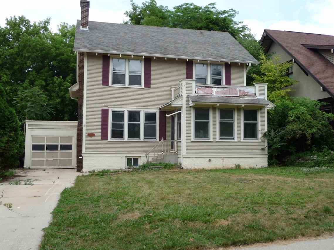 1863 N 72nd St, Wauwatosa, WI 53213