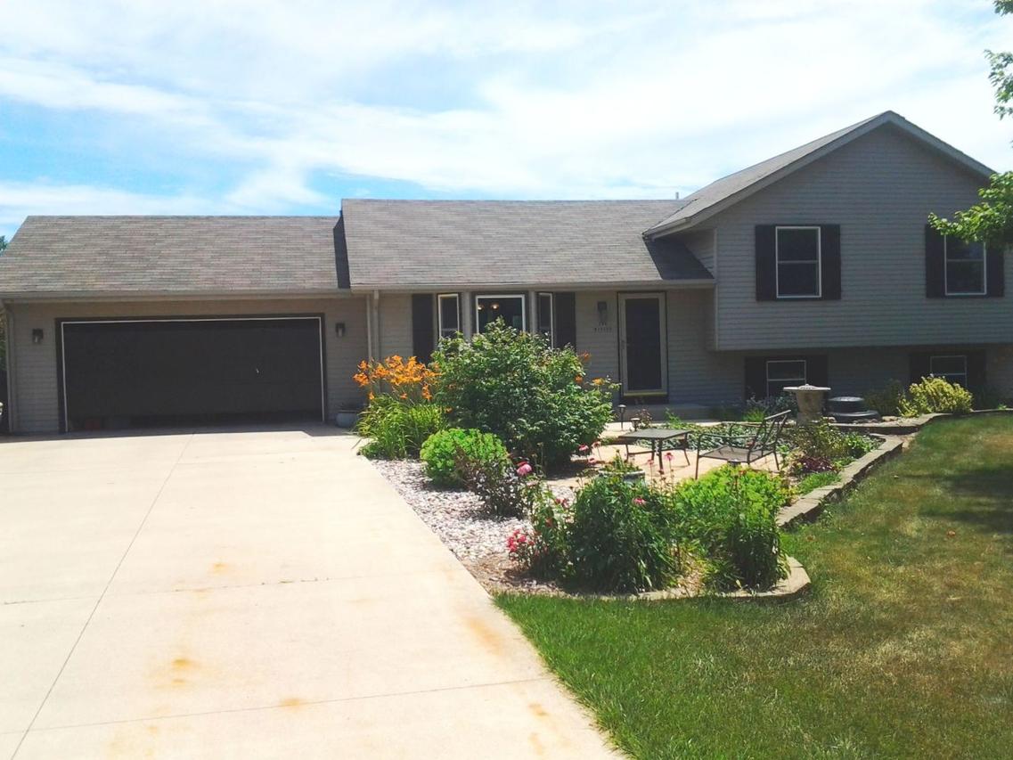 S94W35125 Crestfield Ct, Eagle, WI 53119
