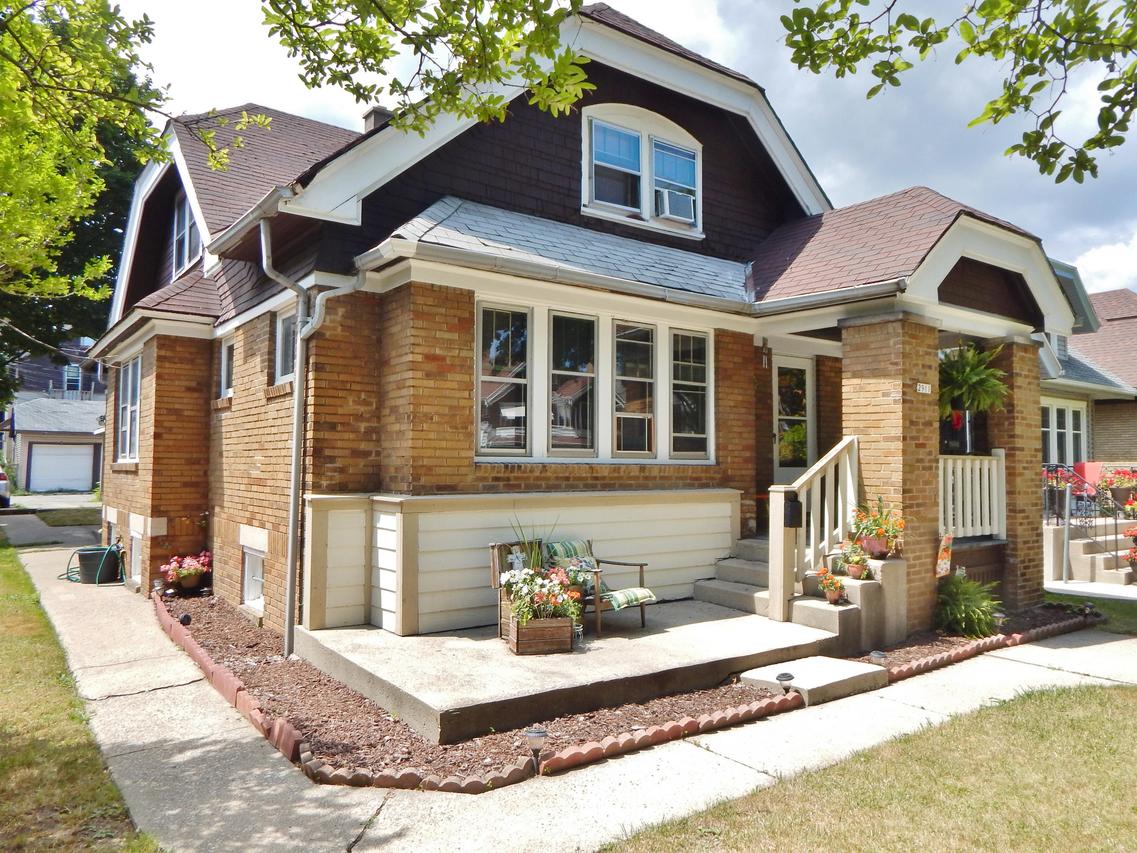 2911 N 49th St, Milwaukee, WI 53210
