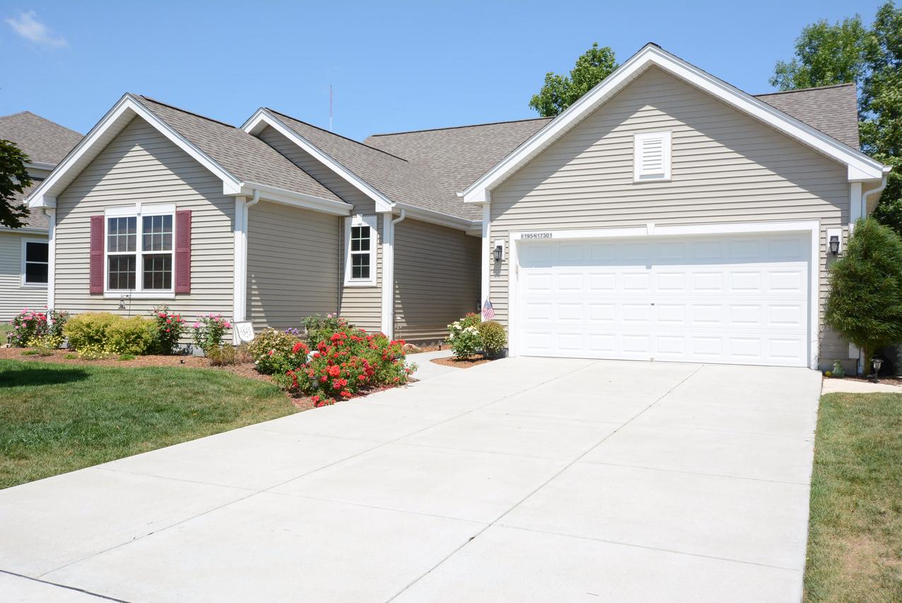 W195N17301 English Oaks Dr, Jackson, WI 53037