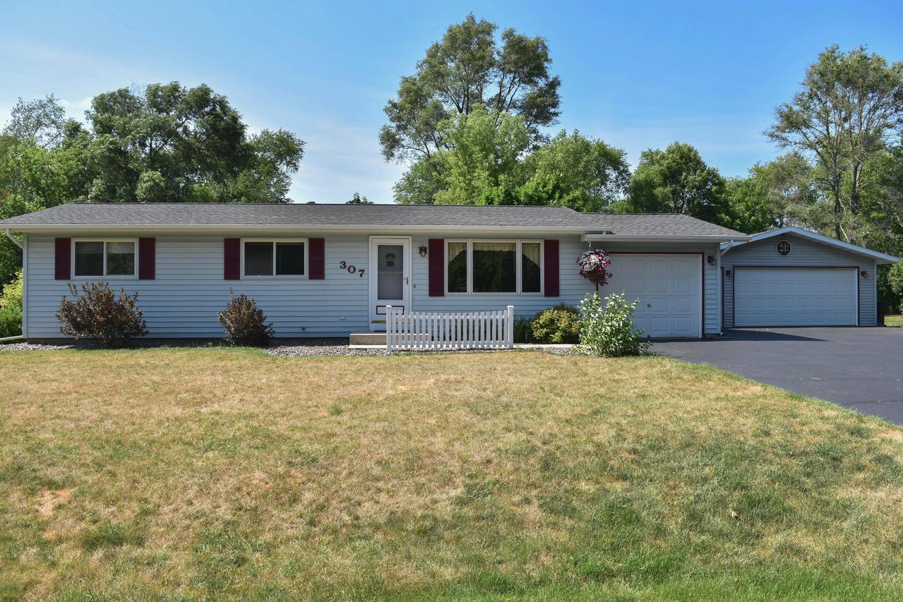 307 N Parkview Dr., Eagle, WI 53119
