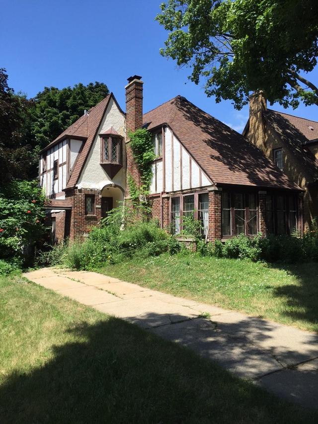 1127 Kavanaugh Pl, Wauwatosa, WI 53213