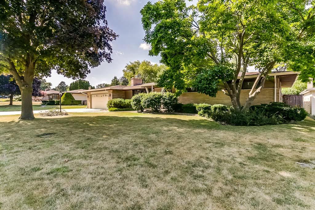 5122 82nd St, Pleasant Prairie, WI 53142