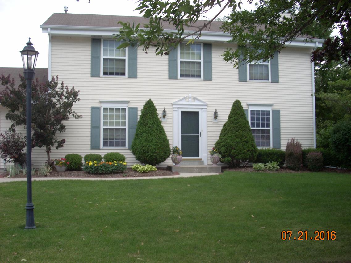 1050 Bending Brae Dr., Pewaukee, WI 53072