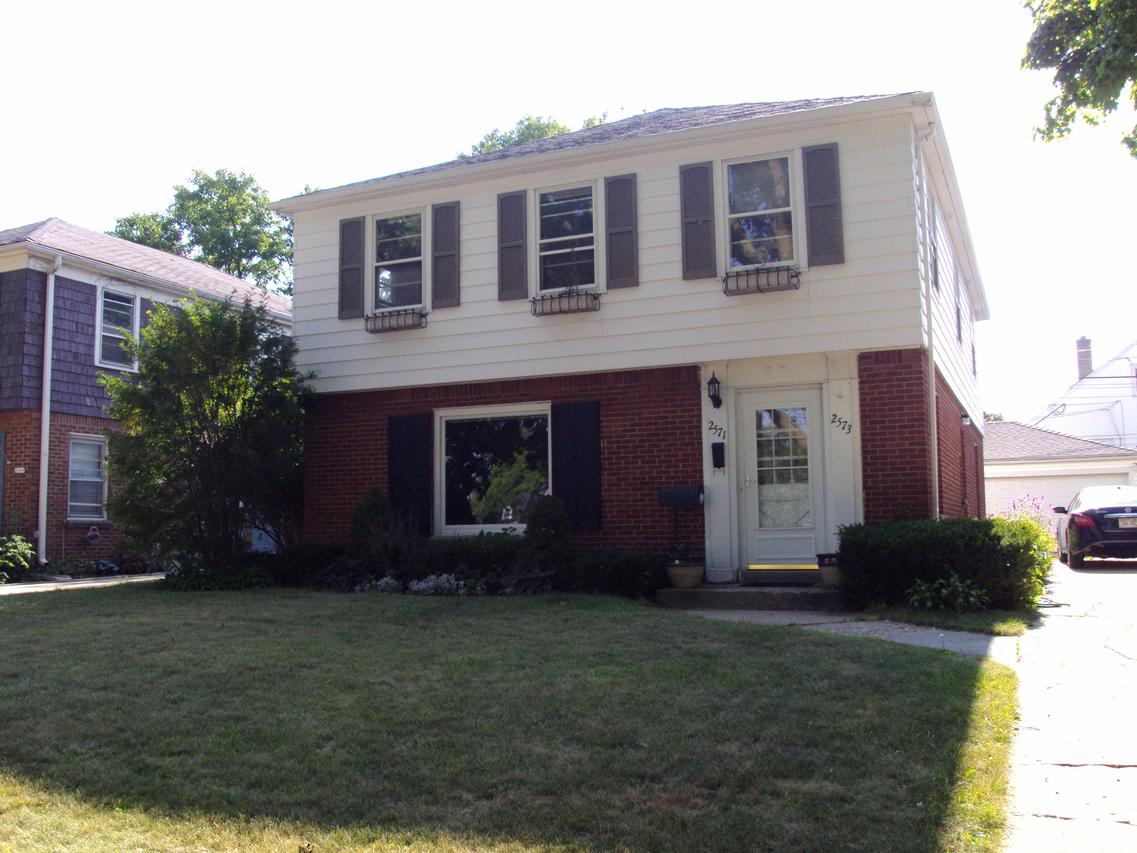 2571 N 74th St, Wauwatosa, WI 53213