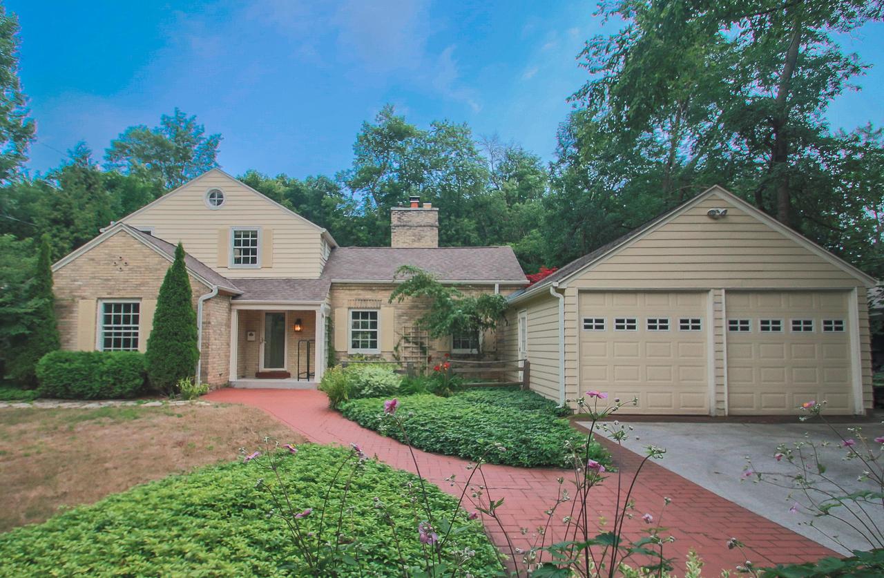 6438 N Santa Monica Blvd, Fox Point, WI 53217