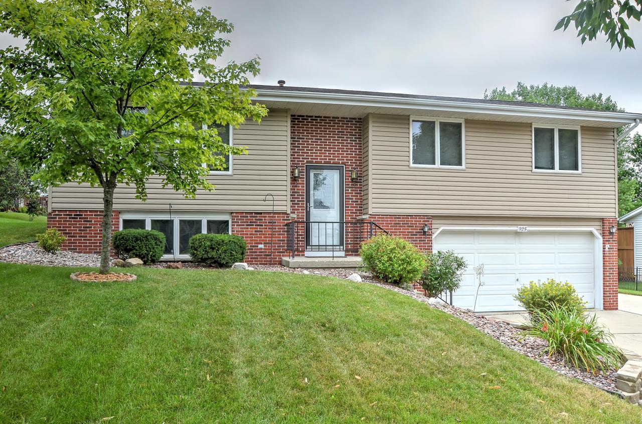 925 Squire Ln., West Bend, WI 53090