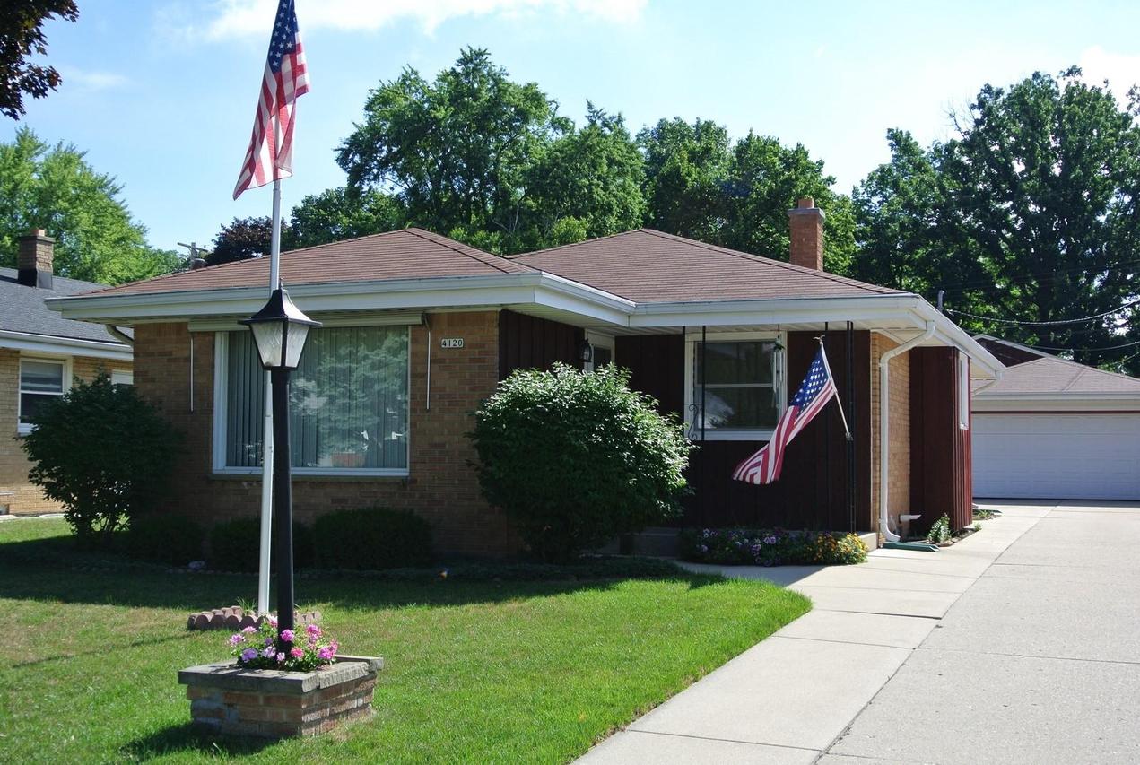 4120 N 97th St, Wauwatosa, WI 53222