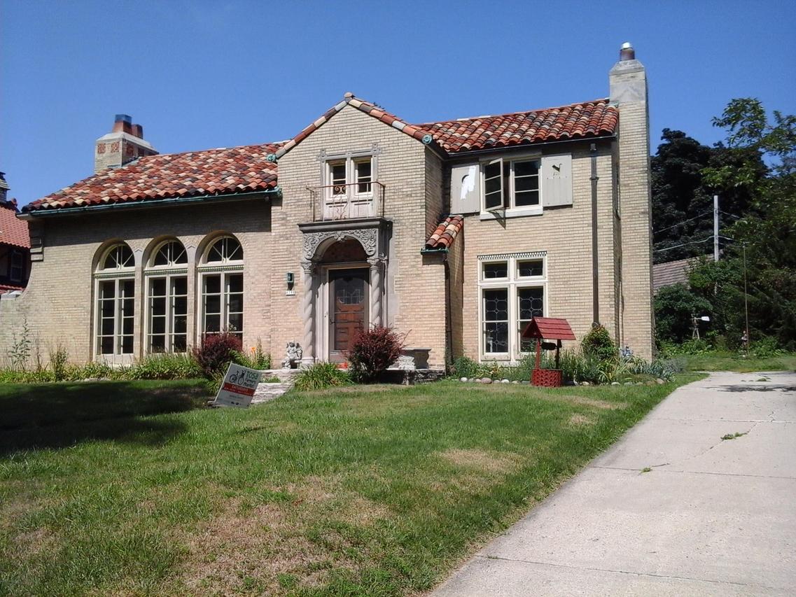 6190 Washington Cir, Wauwatosa, WI 53213