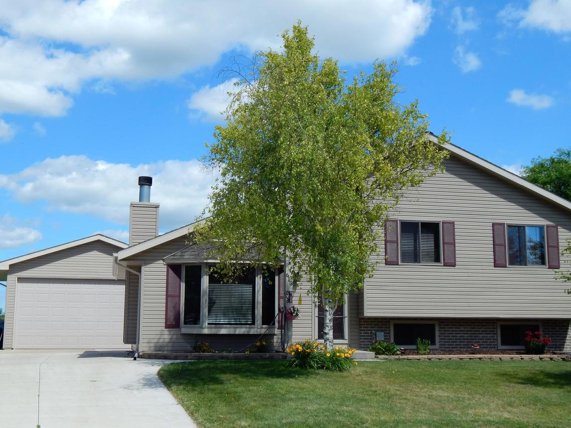 613 Lilac Ln, West Bend, WI 53095