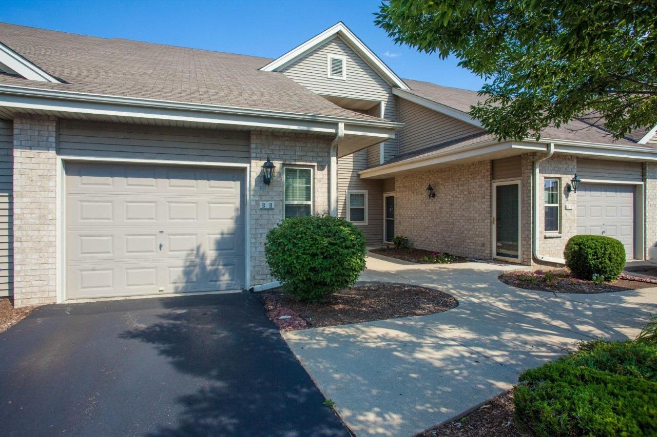 18425 Emerald Dr #B, Brookfield, WI 53045