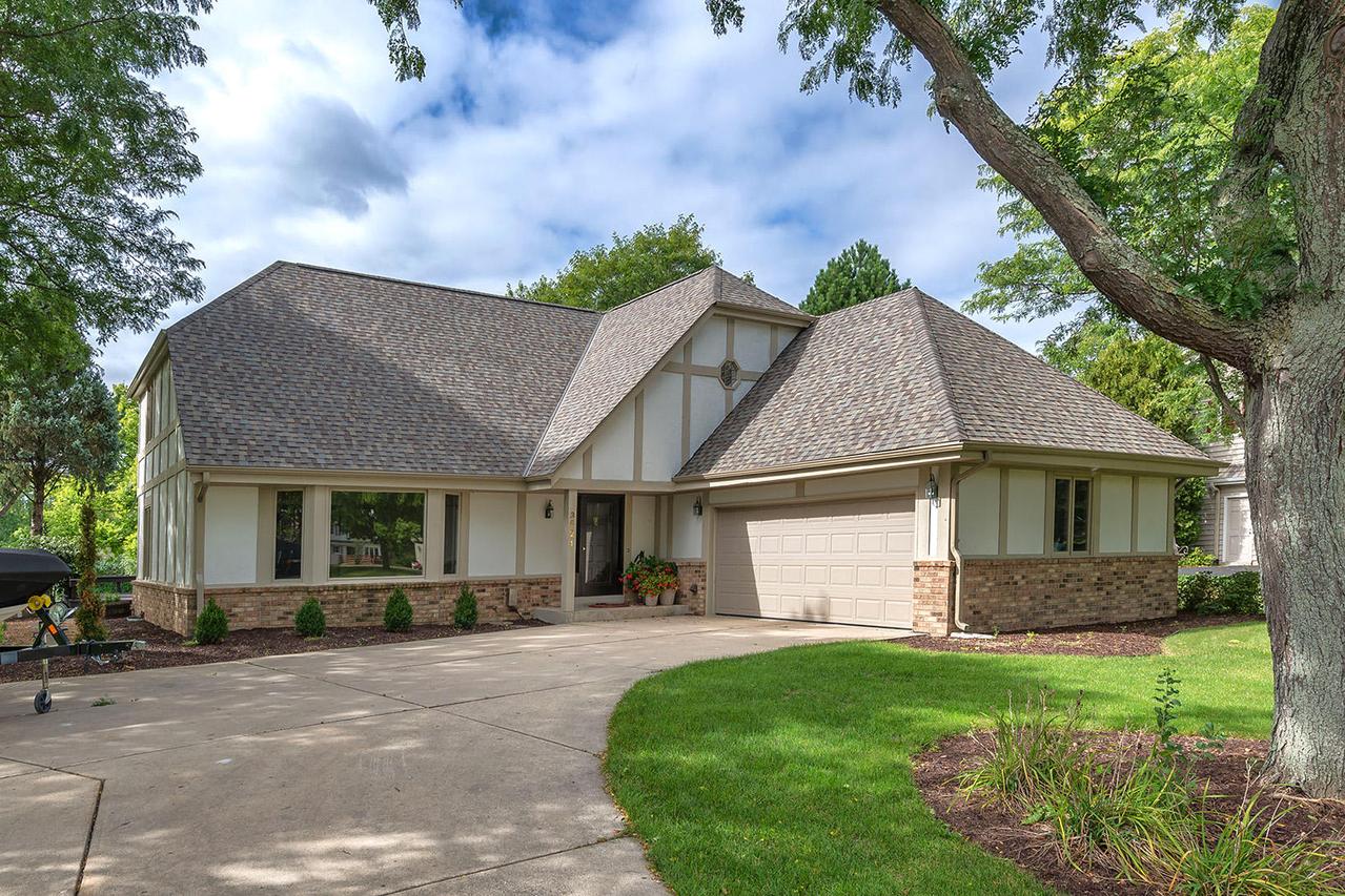 3621 W Sherbrooke Dr, Mequon, WI 53092