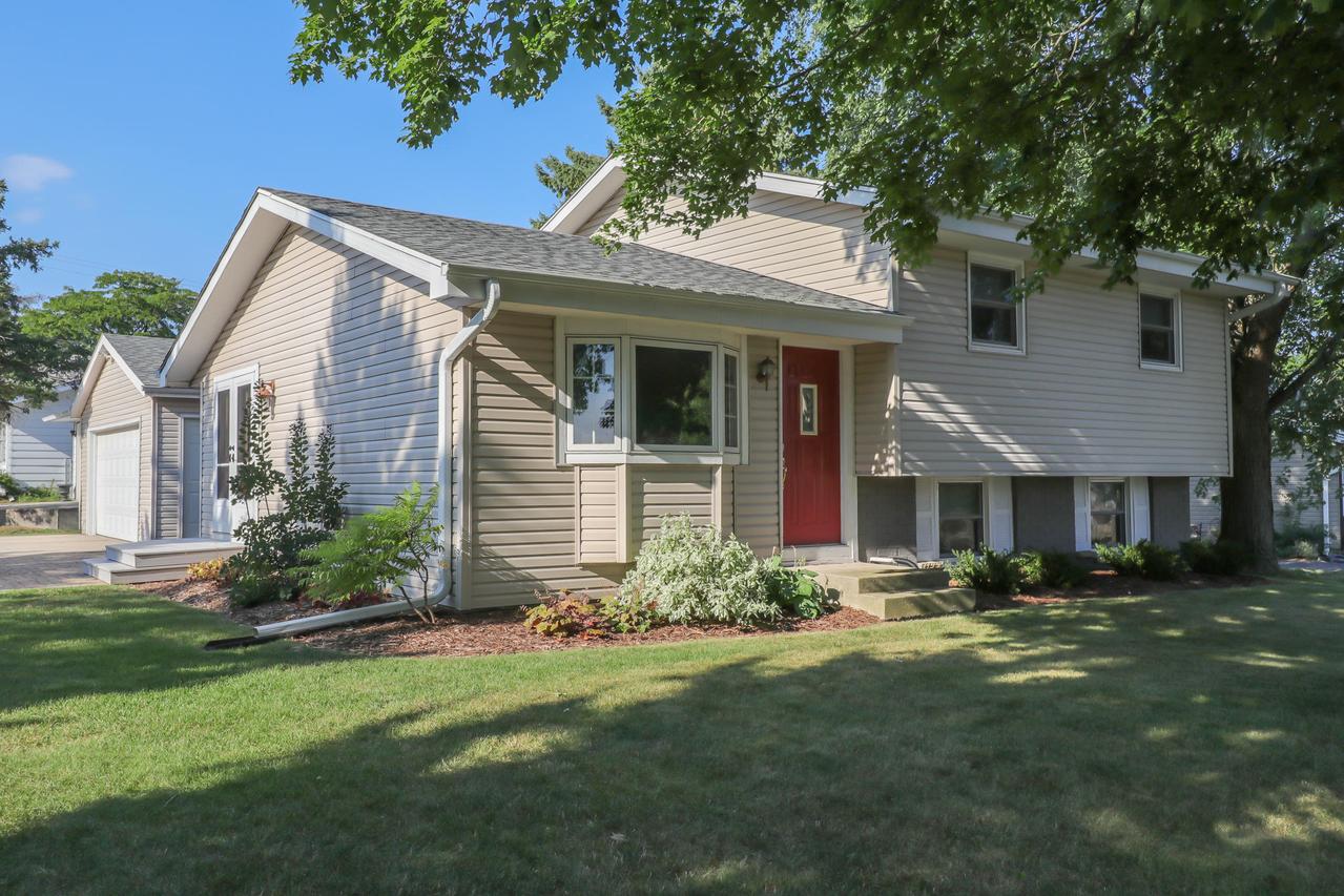 2540 Iris Ct., Caledonia, WI 53402