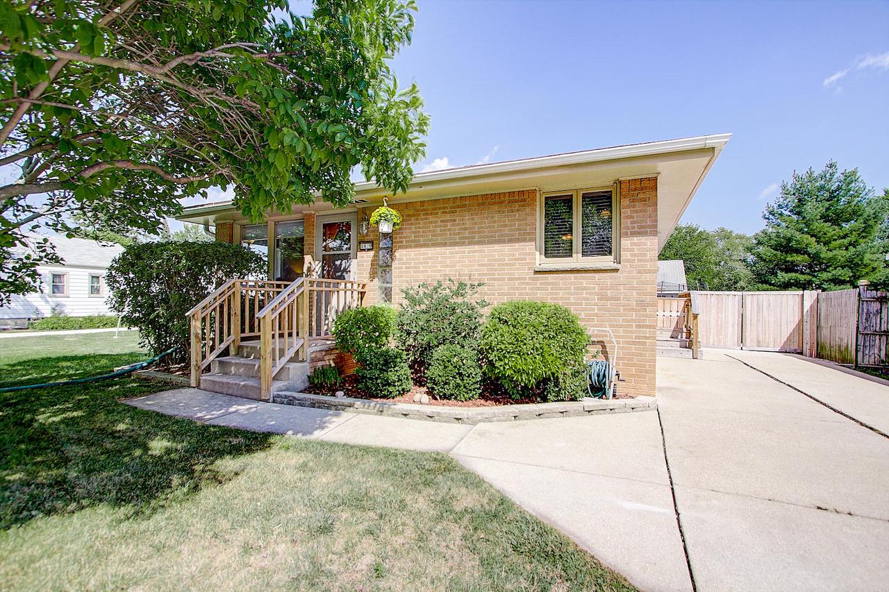 4420 S 48th St, Greenfield, WI 53220