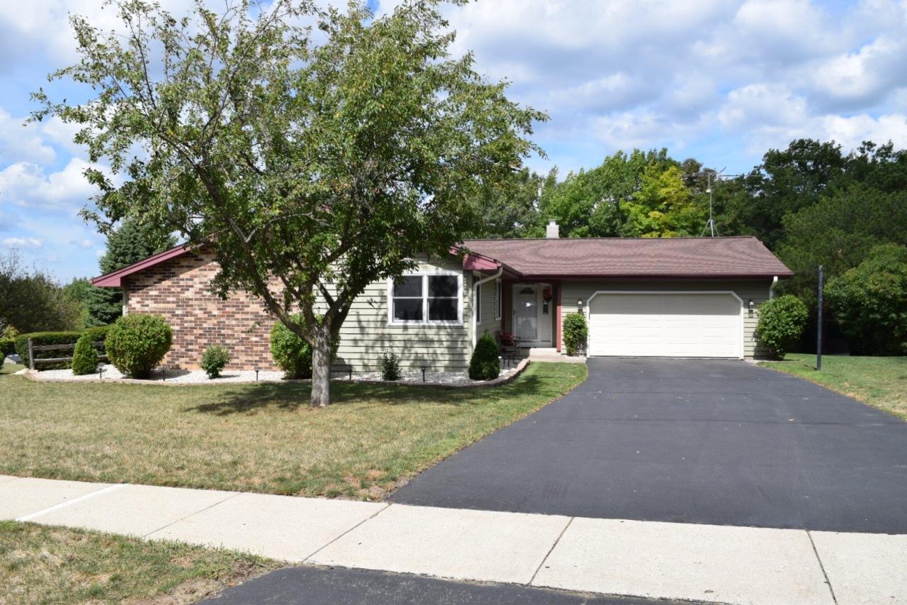 1315 Riverton Dr, Mukwonago, WI 53149