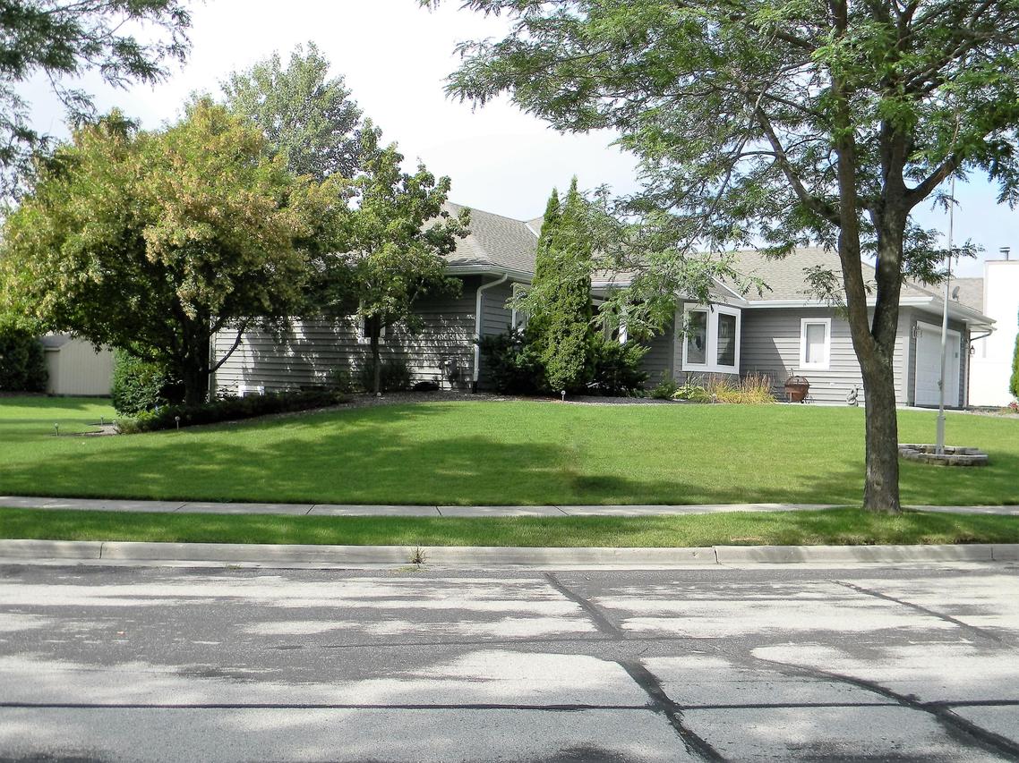 671 Fox Run Dr., Saukville, WI 53080