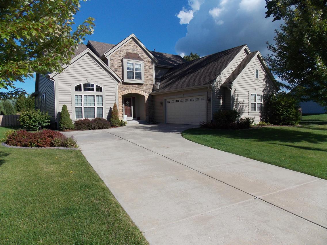 10482 S Singing Lark Ln, Oak Creek, WI 53154